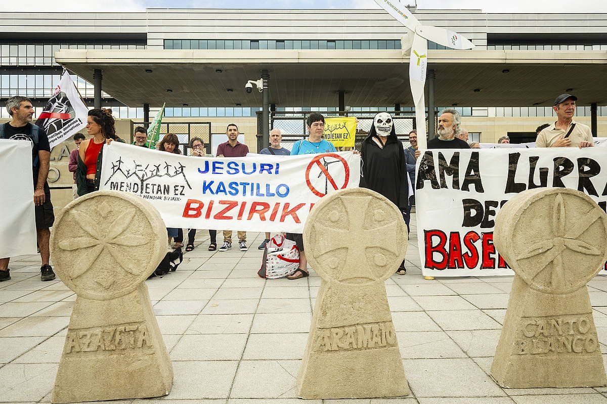 Euskal Herria Bizirik-en kontzentrazioa energia berriztagarrien LPSaren aurkako alegazioak aurkeztearen harira. JAIZKI FONTANEDA