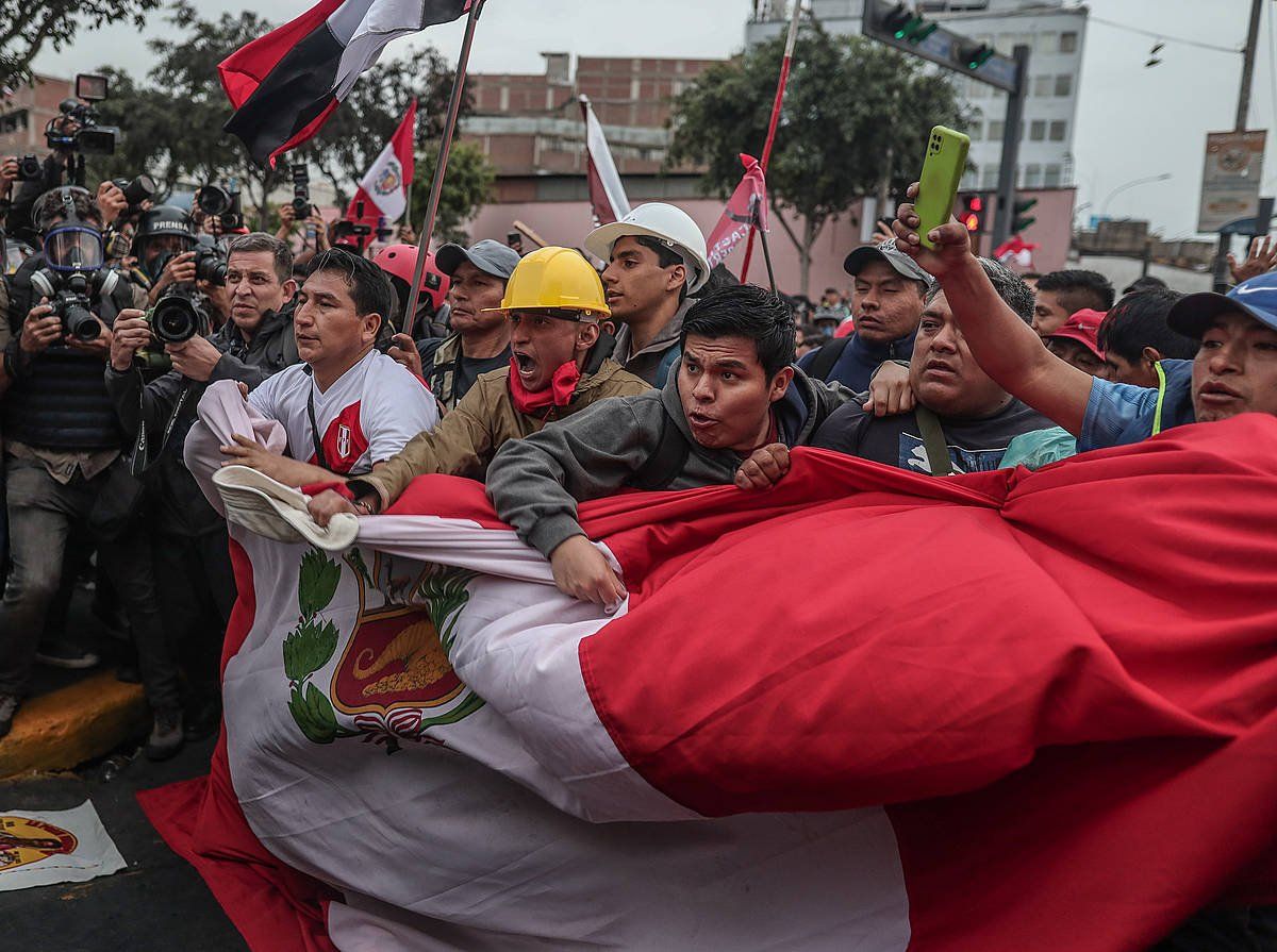 Hainbat manifestari, Peruko presidente Dina Boluarteren aurkako protestetan, herenegun, Liman. ALDAIR MEJIA / EFE