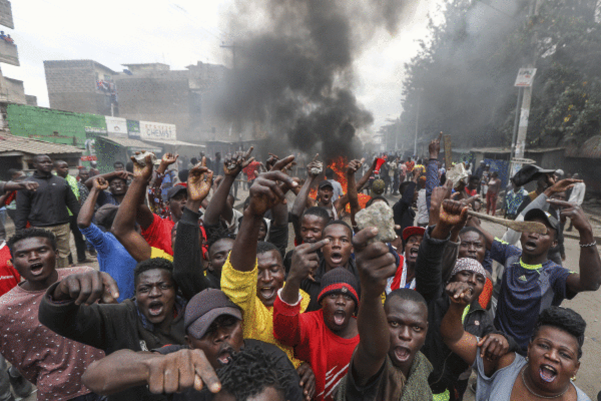 Manifestariak aste honetako protesta batean, Nairobin, Kenyan. DANIEL IRUNGU / EFE