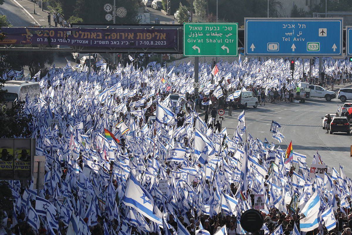 Milaka israeldar, erreforma judizialaren aurkako protestan, gaur, Jerusalemen. ABIR SULTAN / EFE