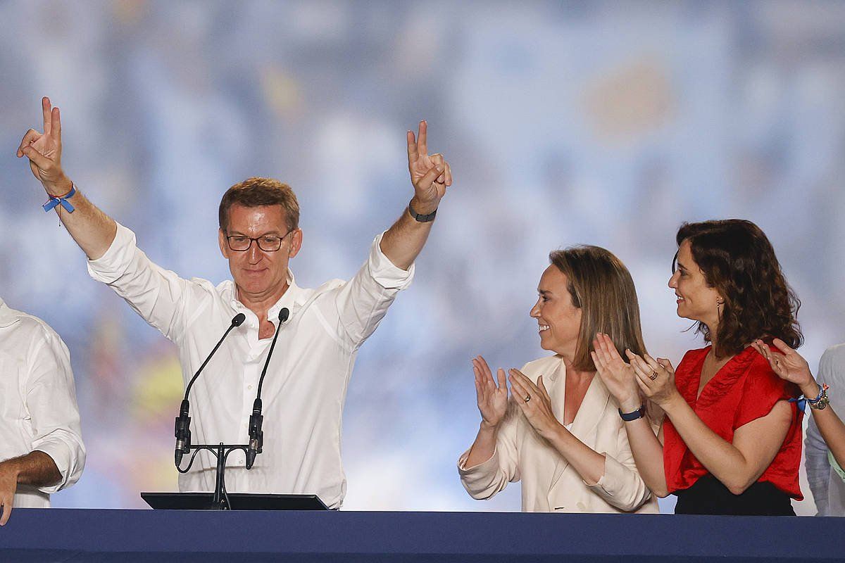 Alberto Nunez Feijóo PPren presidentegaia eta haren alderdikideak, bart gauean, Madrilen. JAVIER LIZON, EFE