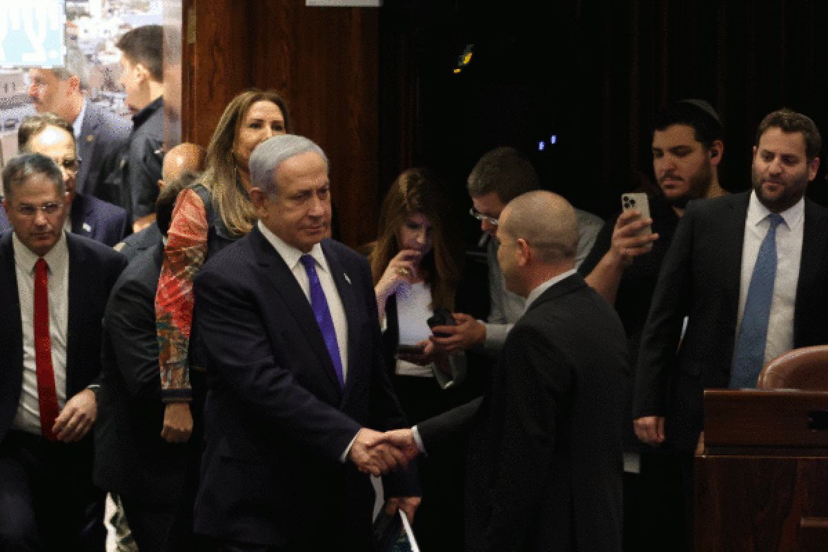 Benjamin Netanyahu Israelgo lehen ministroa (ezk.) goizeko bozketan, Israelgo Parlamentuan. ABIR SULTAN / EFE