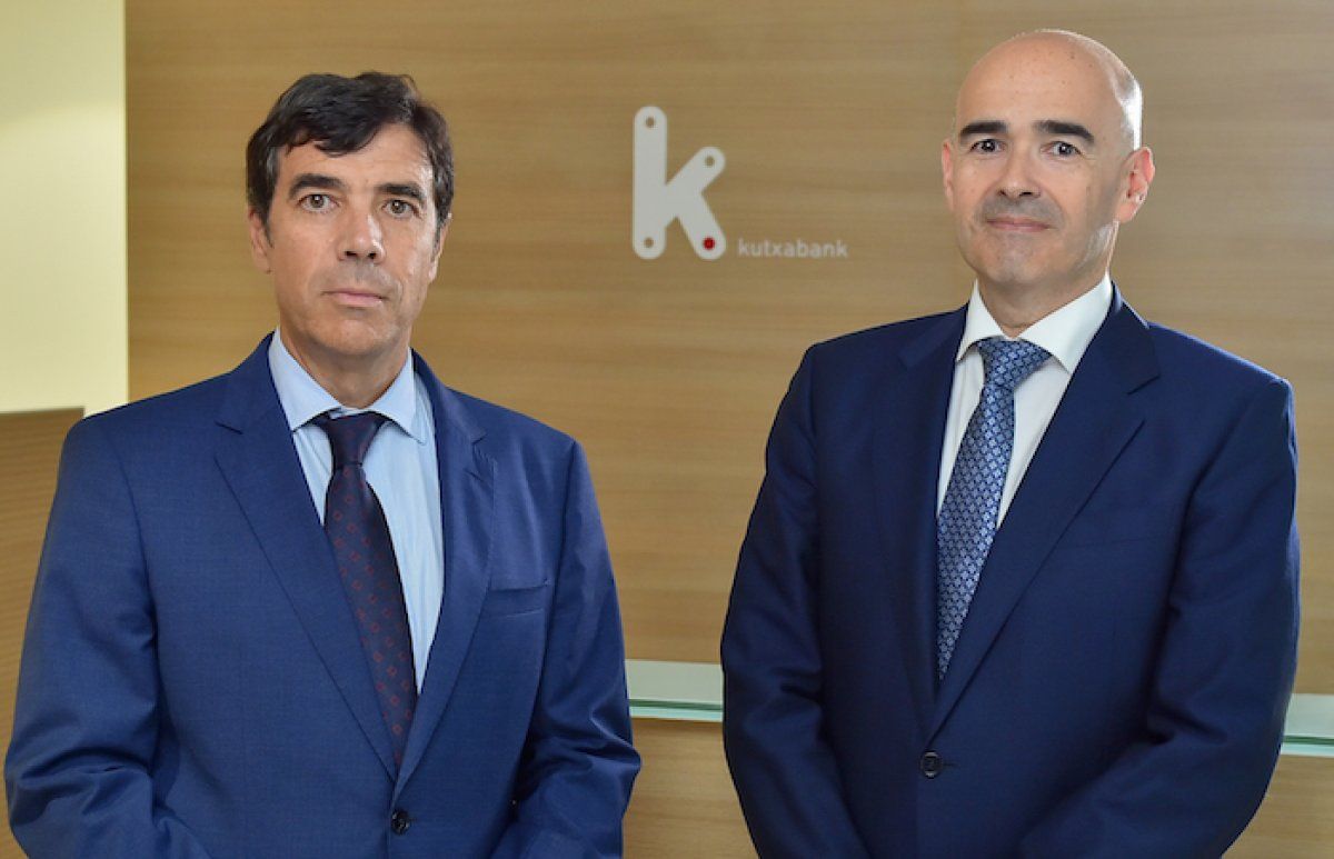 Anton Arriola Kutxabankeko presidentea eta Eduardo Ruiz de Gordejuela kontseilari ordezkaria. KUTXABANK