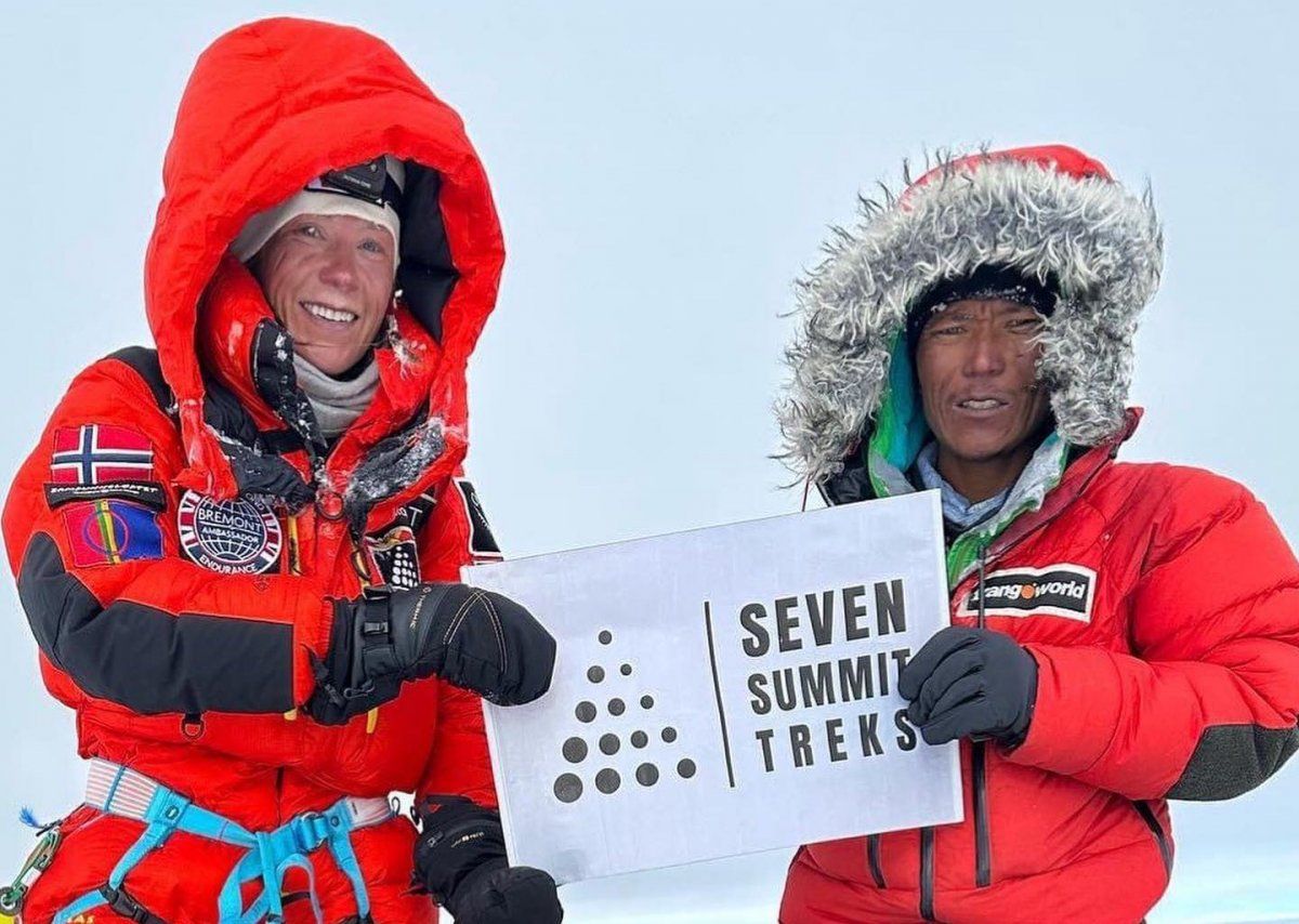 Kristin Harila eta Tenjen Sherpa K2 8661 metroko mendiaren tontorrean. SEVEN SUMMIT TREKS