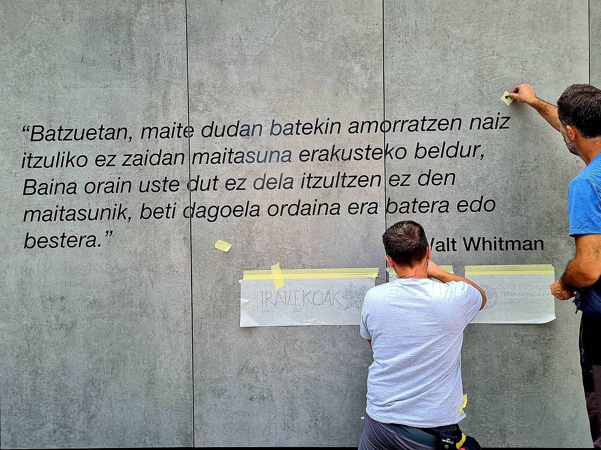 Walt Whitmanen poema bat Lekeitioko horma batean. EUSKALTZAINDIA