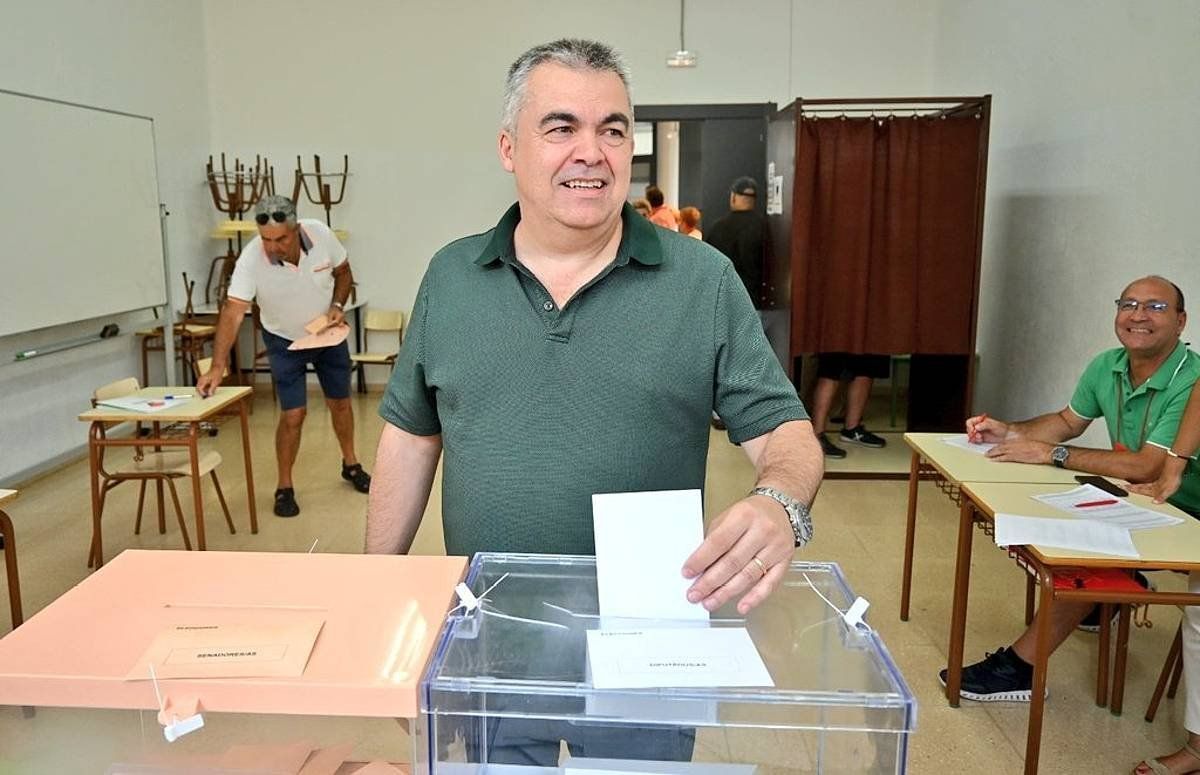 Santos Cerdan PSNren zerrendaburua, botoa ematen.