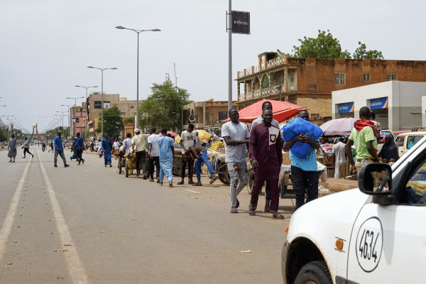 Hainbat pertsona errepide nagusi batetik oinez Niameyn, Nigerreko hiriburuan, 2023ko abuztuaren 1ean. ISSIFOU DJIBO / EFE
