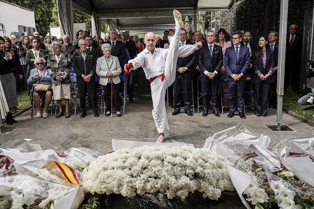 Gernikako bonbardaketan hildakoen omenez egindako ekitaldia joan den apirilean. Bertaratuen artean daude Iñigo Urkullu eta Felix Bolaños. MARISOL RAMIREZ / FOKU