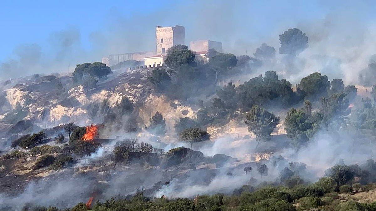 San Michele gazteluaren inguruan iragan uztailaren 27an izandako sute bat, Sardiniako hiriburutik gertu. MANUEL SCORDO / EFE