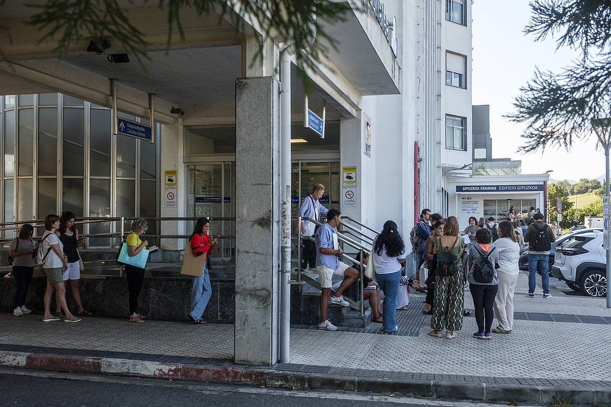 Dokumentazioa aurkezteko ilara Donostia ospitalean. JON URBE / FOKU