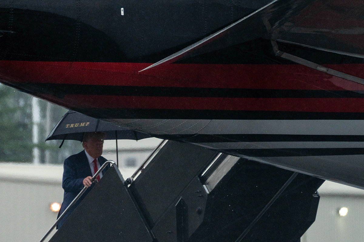 Donald Trump AEBetako presidente ohia, atzo, bere hegazkin pribatutik jaisten, Washingtongo auzitegi federal baterako bidean. ERIC LEE, EFE