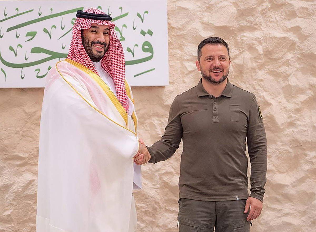 Mohammed bin Salman Saudi Arabiako printze oinordekoa eta Volodimir Zelenski Ukrainako presidentea, aurtengo maiatzean, Jiddan, Liga Arabiarrak bilkura egin aurreko orduetan. EFE