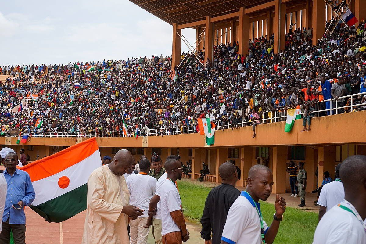 Junta militarraren 30.000 jarraitzaile bildu ziren atzo Niameiko Seyni Kountche estadioan. ISSIFOU DJIBO / EFE
