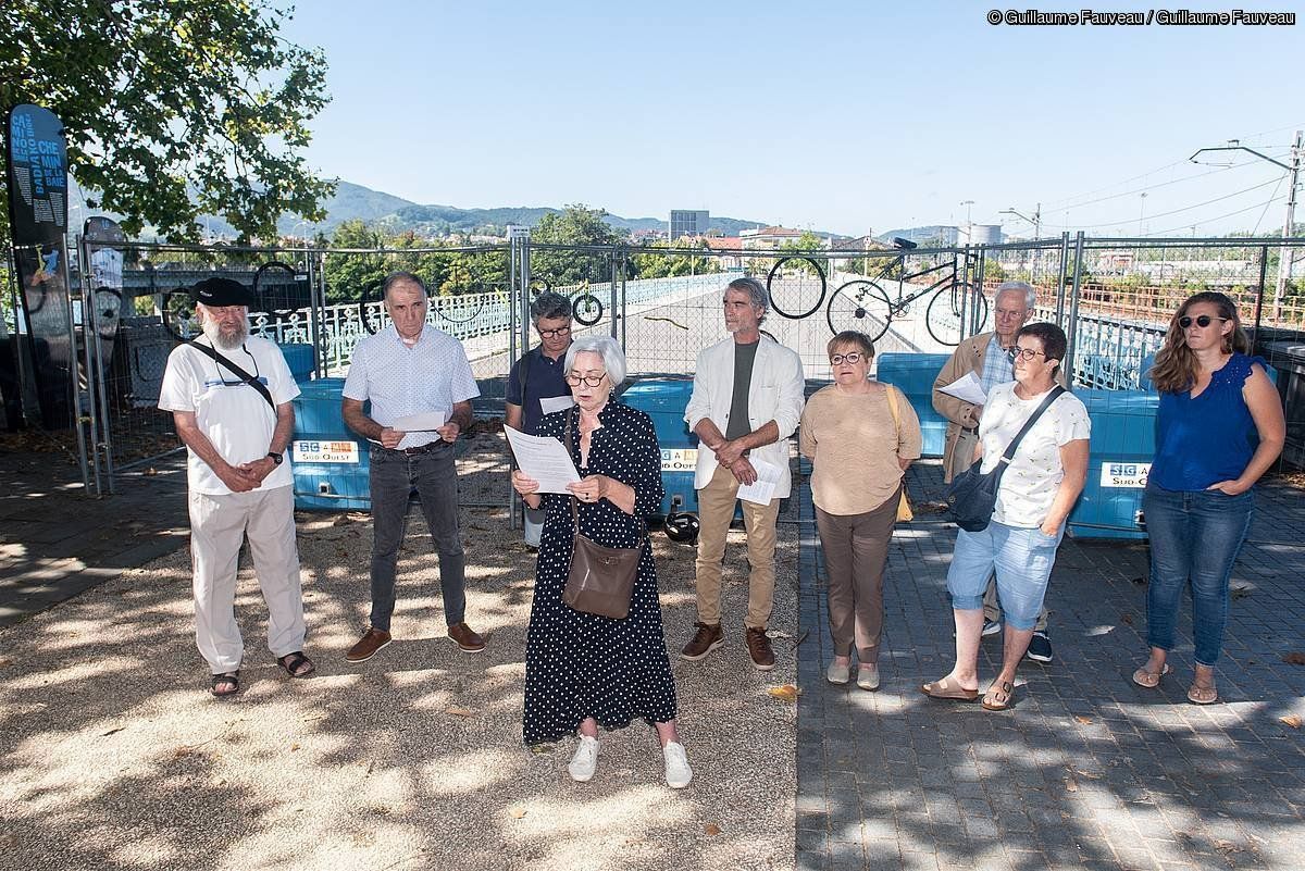 Hendaiako herritar taldea Avenida zubian. GUILLAUME FAUVEAU