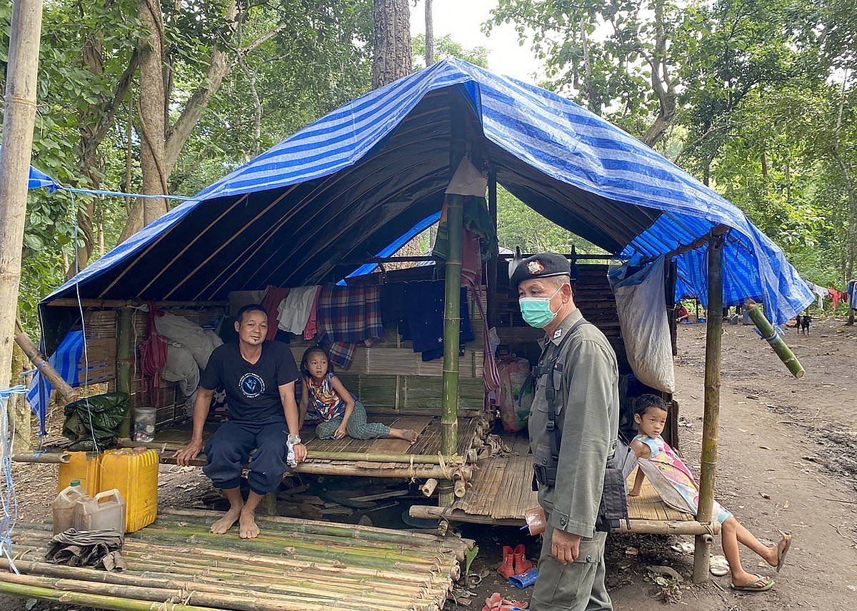Myanmartik ihes egindako familia bat, Thailandiako mugan. EFE