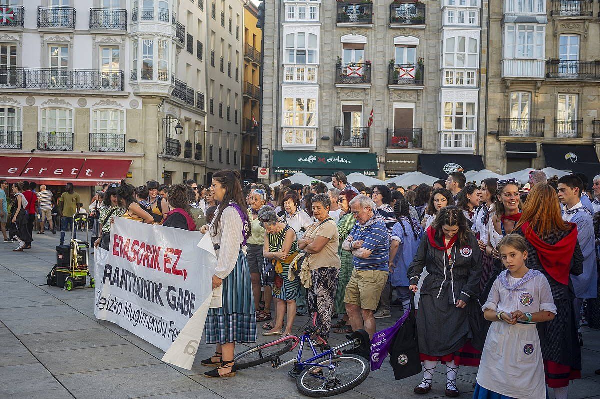 Mugimendu Feministaren elkarretaratzea, atzo, egunotako erasoak salatzeko. JAIZKI FONTANEDA / FOKU