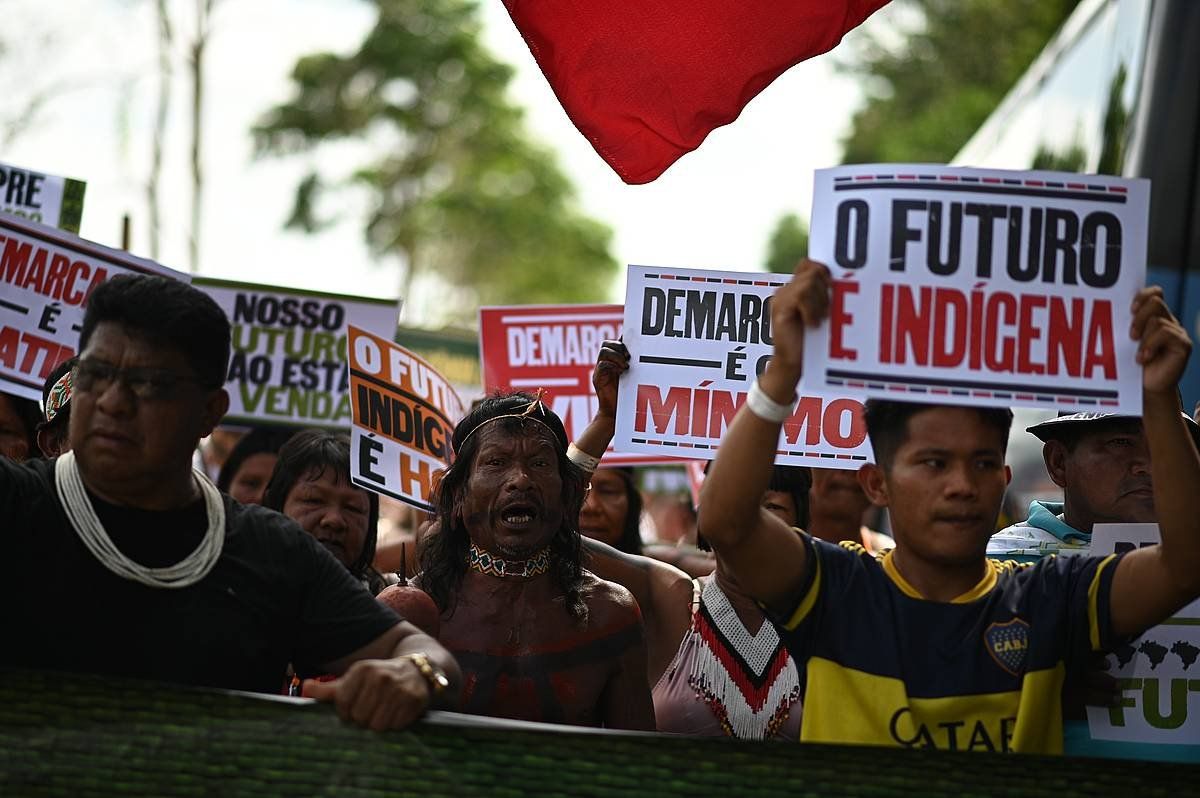 Indigenen protesta bat, atzo Belemen (Brasil), Amazonia basteko neurriak eskatzeko. ANDRE BORGES, EFE