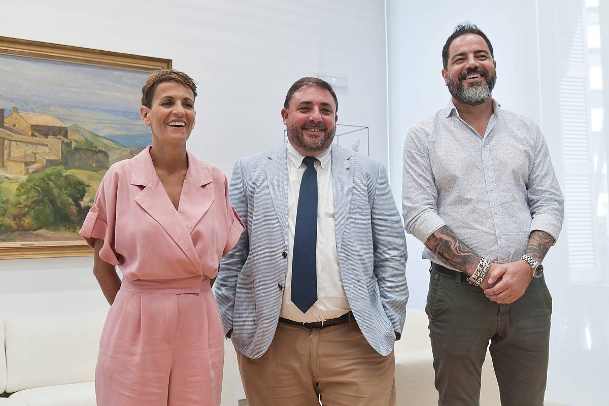 Maria Txibite, Unai Hualde eta Ramon Alzorriz, gaur, Parlamentuko presidentearen bulegoan. IDOIA ZABALETA / FOKU