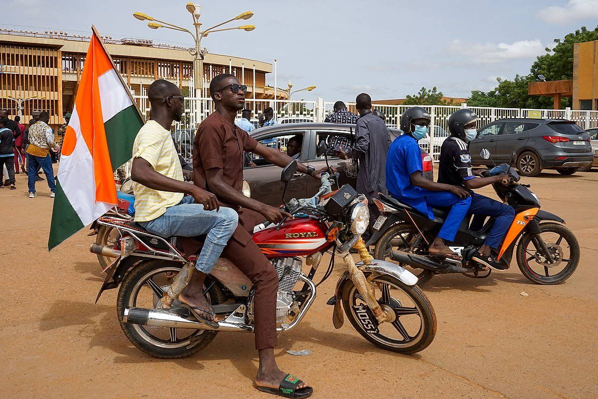 Bi gizonezko Nigerko banderarekin, joan den asteburuan Niamein junta militarraren alde egindako martxara bidean. ISSIFOU DJIBO, EFE