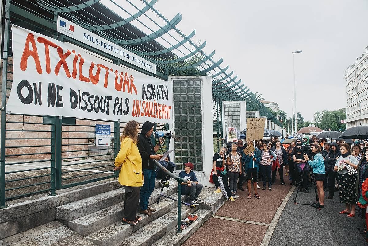 Lurraren Altxamenduen legez kanporatzea salatzeko Baionan egindako protesta bat. GUILLAUME FAUVEAU