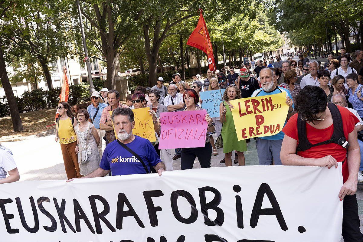 Euskararen Defentsarako Sarren elkarretaratzea, gaur erdian, Nafarroako parlamearen aurrean. IñIGO URIZ / FOKU