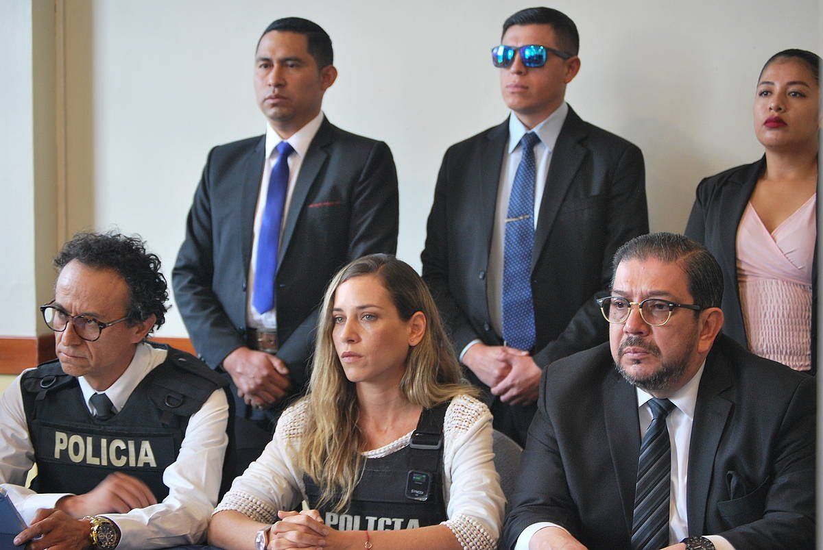 Christian Zurita presidentegaia (ezkerrean), Eraiki Mugimendua alderdiko beste hainbat kiderekin, igandean, Quiton. /. FERNANDO GIMENO, EFE