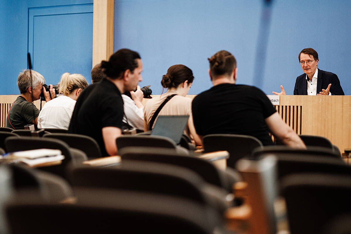 Karl Lauterbach Alemaniako Osasun ministroa gaur eman duen prentsaurrekoan. CLEMENS BILAN/ EFE