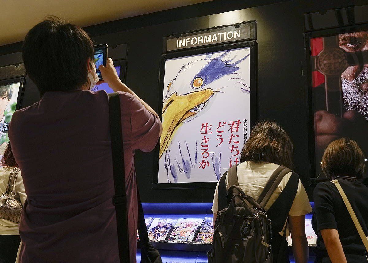Hayao Miyazakiren azken filmaren estreinaldiaren biharamuneko irudia, Tokion. KIMIMASA MAYAMA, EFE