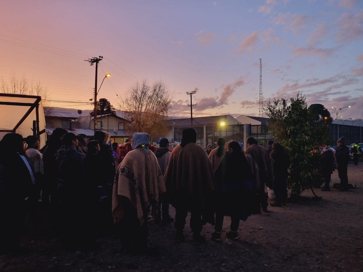 Preso politiko maputxeen senideak Angoleko kartzelaren kanpoaldean, herenegun. PRISIONEROS POLíTICOS MAPUCHE DE ANGOL