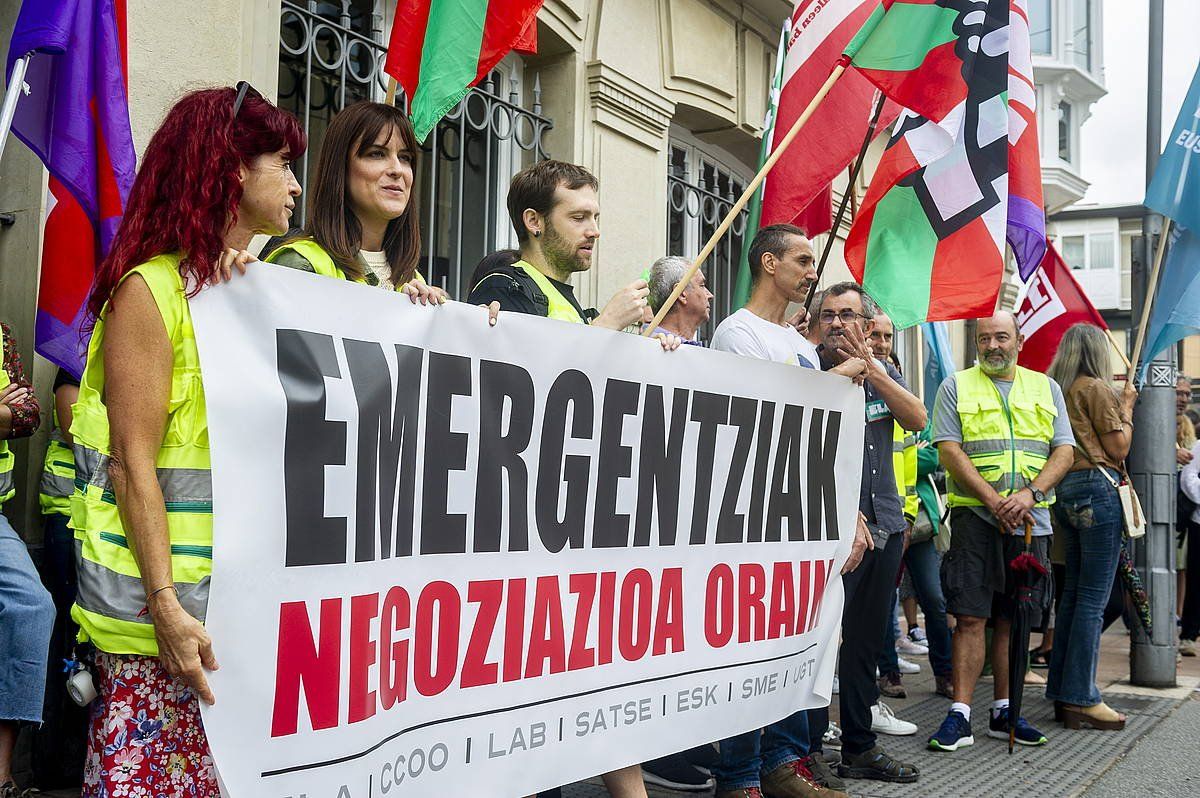 Osakidetzako larrialdi zerbitzuetako egoera salatzeko elkarretaratzea. JAIZKI FONTANEDA / FOKU