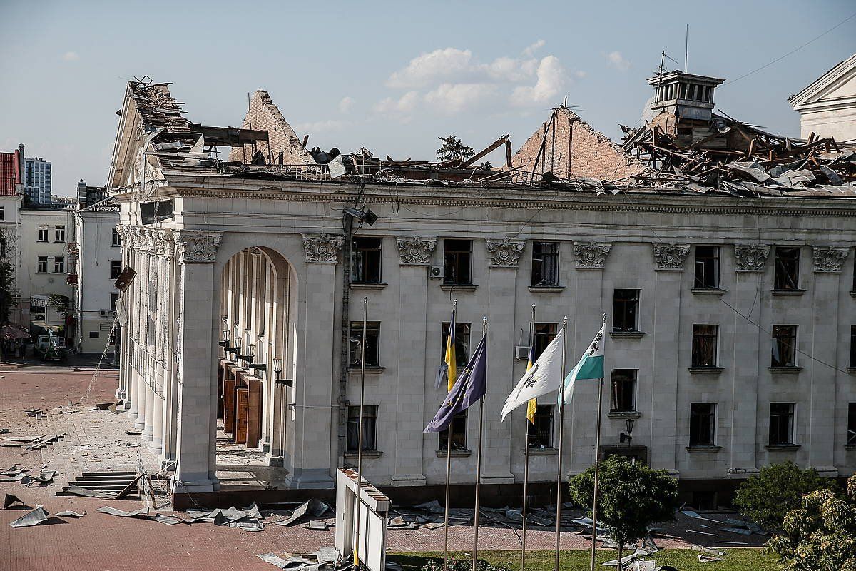 Txernihiveko antzoki nagusia, Errusiaren misilek kaltetuta, gaur Ukraina iparraldean. OLEG PETRASYUK / EFE