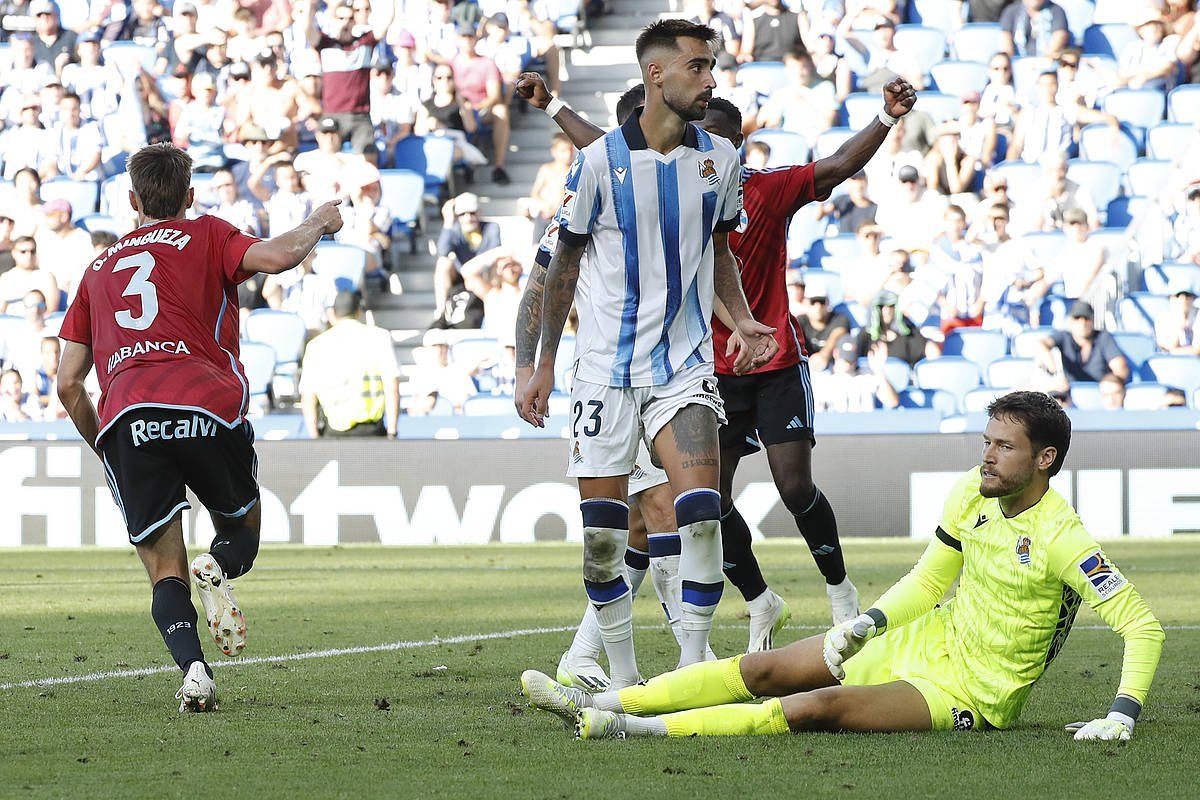 Brais Mendez eta Alex Remiro, burumakur, Oscar Minguezak luzapenean bana berdindu eta gero. JUAN HERRERO / EFE