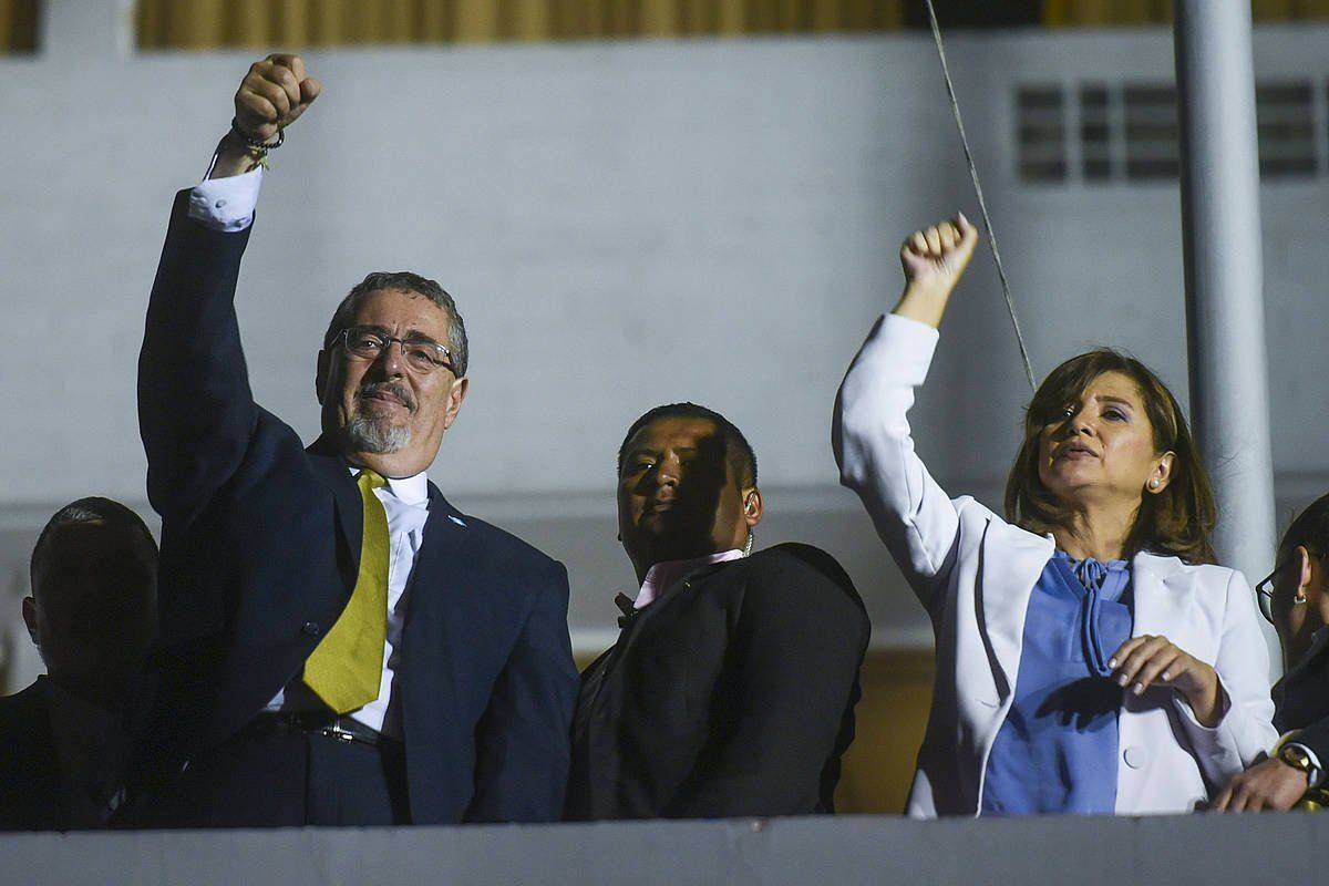 Guatemalako presidentegai Bernardo Arevalo eta presidenteordegai Karin Herrera, hauteskundeetan lortutako garaipena ospatzen, atzo, Guatemalako Hirian. ESTEBAN BIBA / EFE