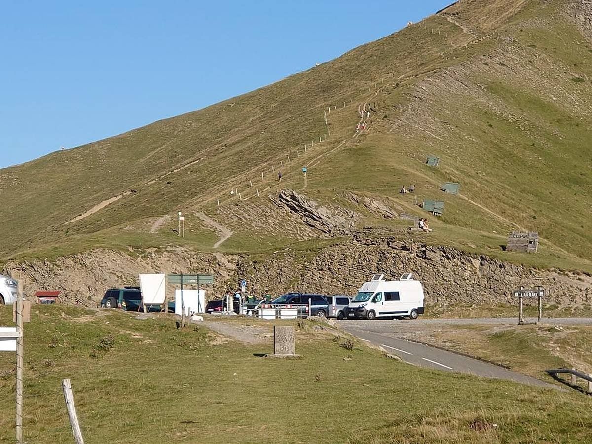 Orhi azpian egon dira jendarmeak eta guardia zibilak, muga hesten. BERRIA