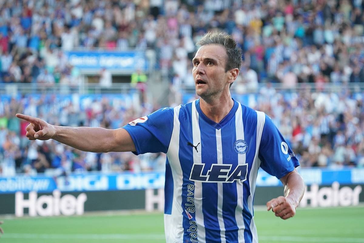 Kike Garcia Alaveseko aurrelaria, Sevillari sartutako bi goletako bat ospatzen. ENDIKA PORTILLO / FOKU