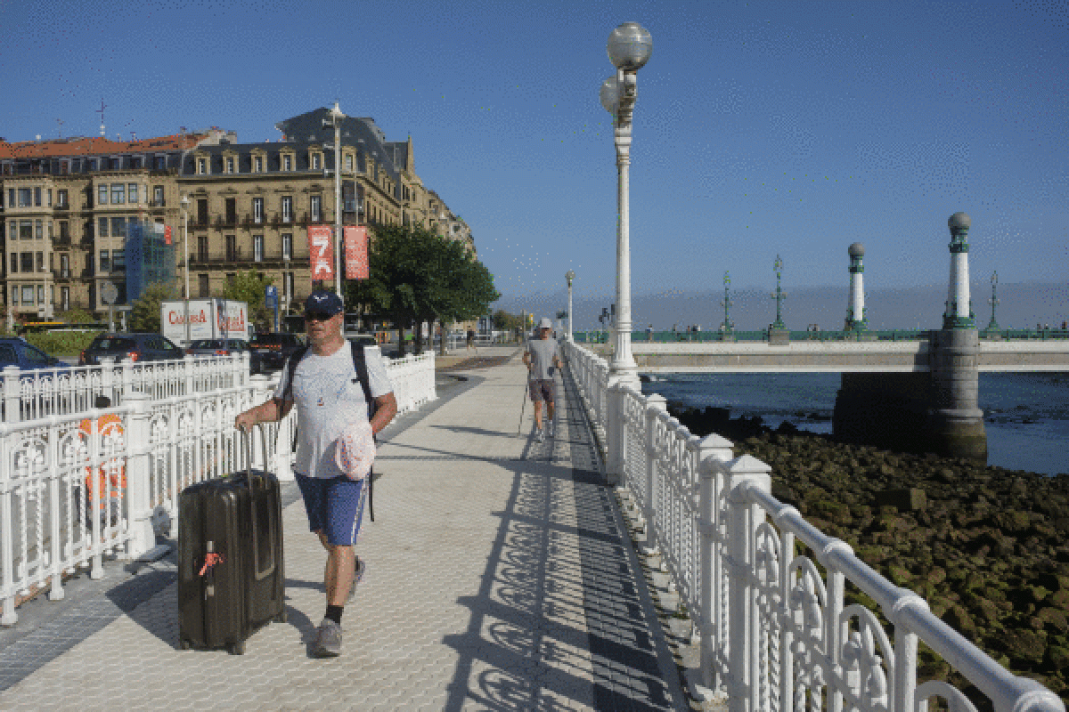 Turista bat Donostian, iazko uztailean. JON URBE / FOKU