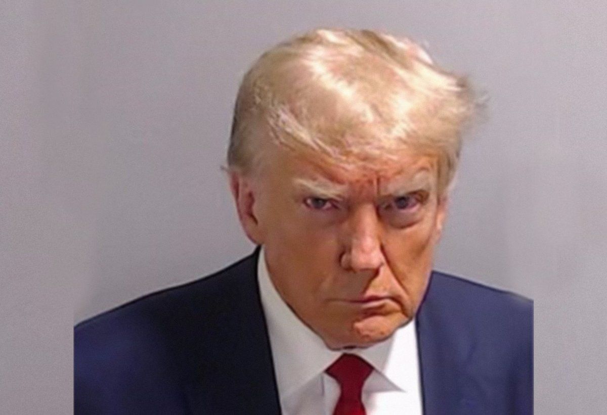 Donald Trumpen polizia fitxako argazkia. @REALDONALDTRUMP
