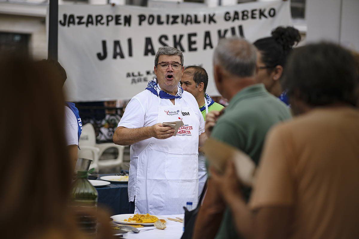 Juan Mari Aburto, gastronomia lehiaketan; atzean, konpartsen pankarta. ARITZ LOIOLA / FOKU
