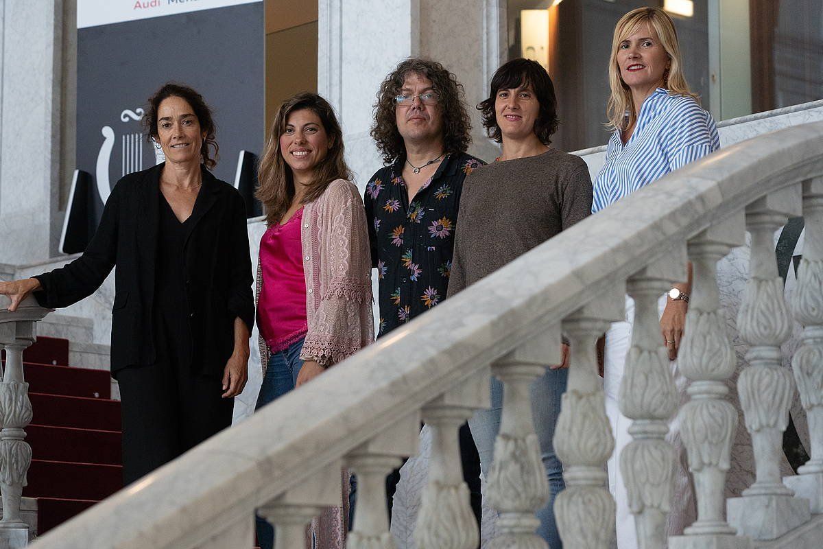 Nora Gurrutxaga, Maria Jose Perez, Enrike Solanis, Miren Zeberio eta Oihana Muguerza, gaur, Viktoria Eugenian. JAGOBA MANTEROLA / FOKU