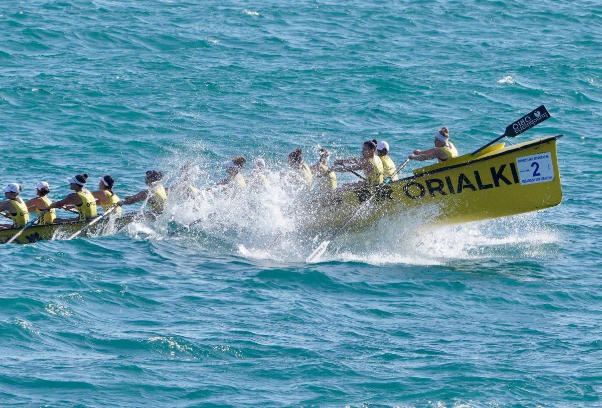 Orioko arraunlariak, sailkapen estropadan, olatu baten gainean. ANDONI CANELLADA, FOKU