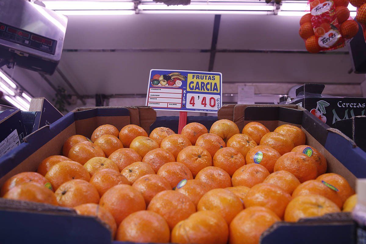 Madrilgo merkatu bateko fruta postu bat. ALEJANDRO LOPEZ / EFE