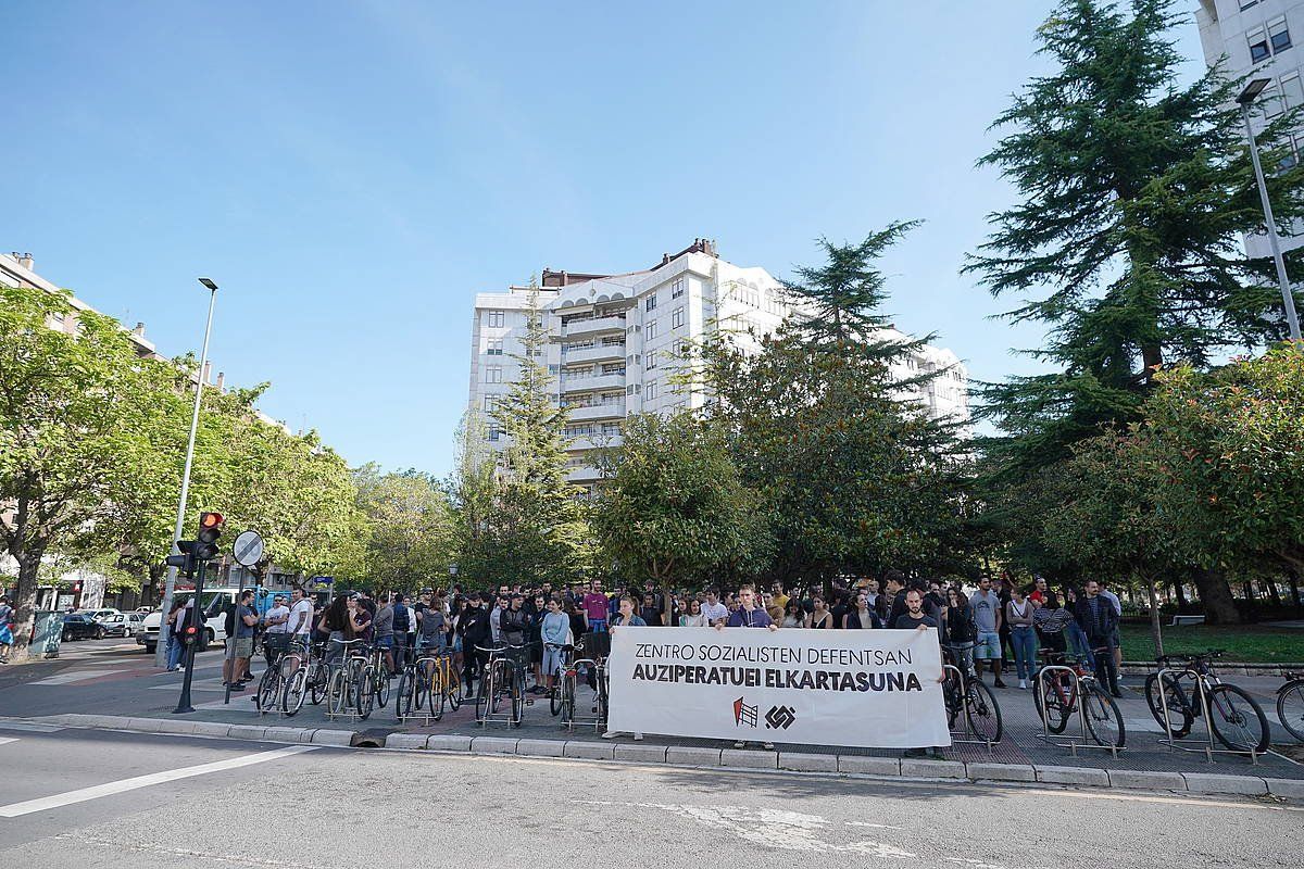 Mugimendu Sozialistako kideen elkarretaratzea, goizean, Gasteizko epaitegien aurrean. ENDIKA PORTILLO / FOKU