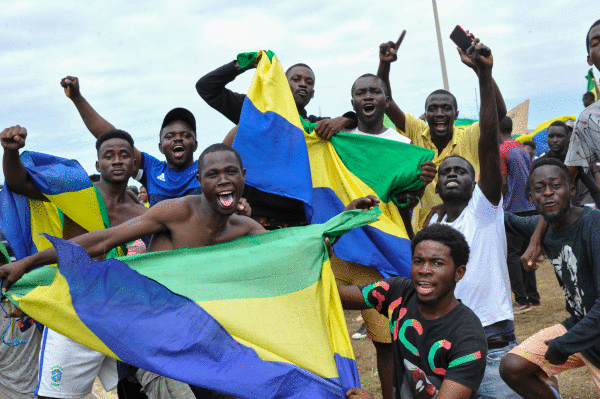 Gabongo herritarrak militarren estatu kolpea ospatzen, atzo, Akandan (Gabon). EFE