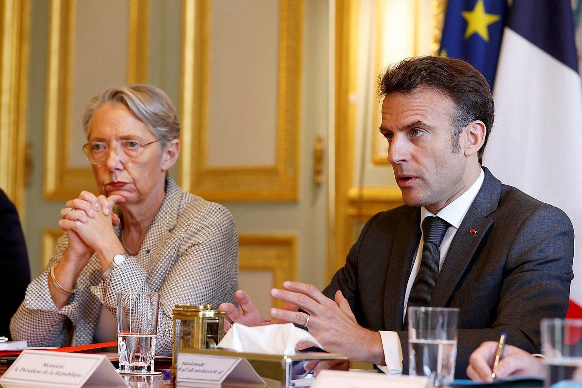 Elisabeth Borne lehen ministroa eta Emmanuel Macron presidentea, apirilean sindikatuekin egindako bilera batean. STEPHANIE LECOCQ / EFE