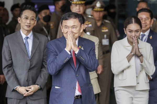 Argazkiaren erdian Thaksin Shinawatra lehen ministro ohia, Thailandiara itzuli zen egunean, joan den astean. RUNGROJ YONGRIT / EFE