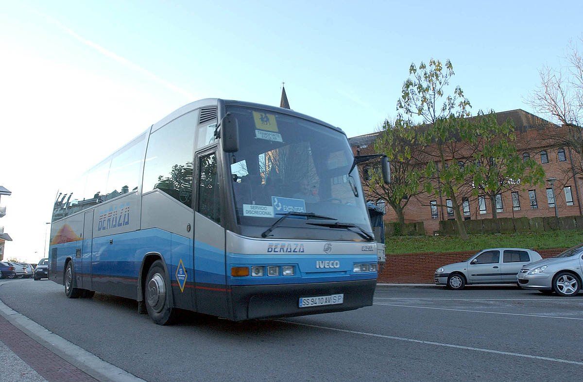 Eskola garraio autobus bat, artxiboko argazkian. ANDONI CANELLADA, FOKU