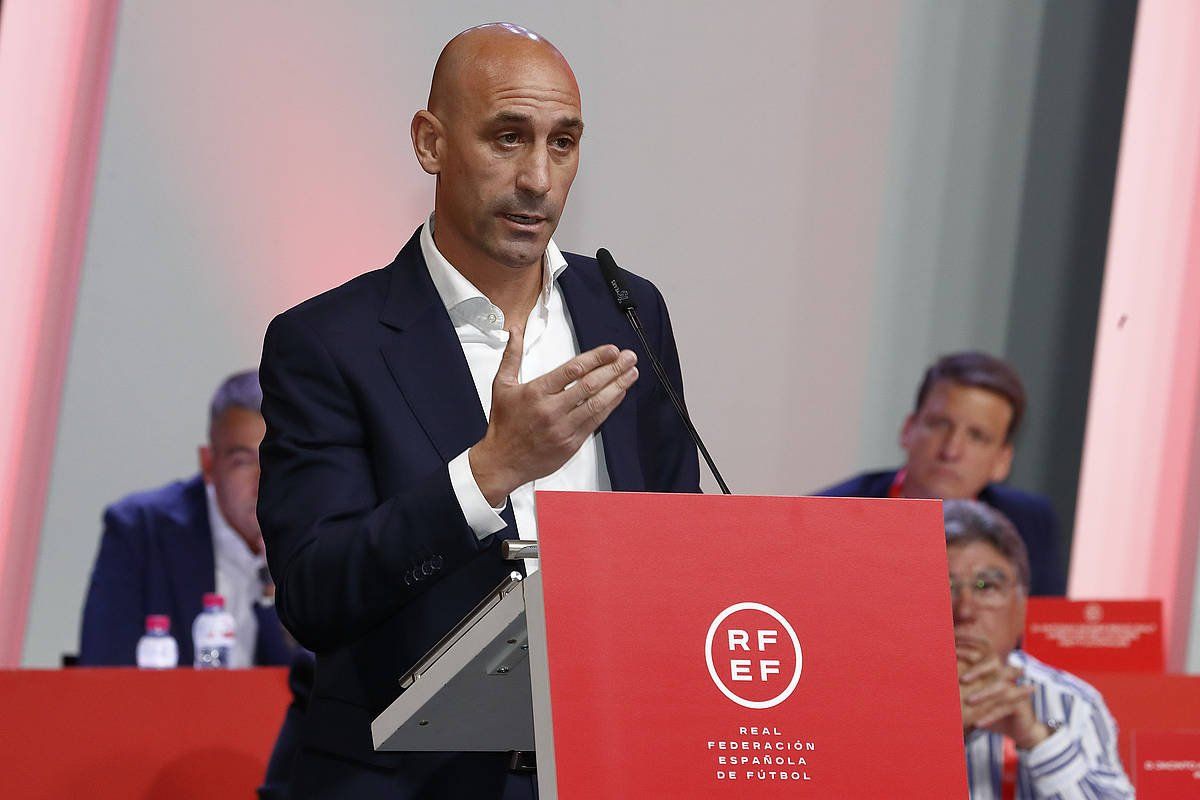 Luis Rubiales pasa den astean Espainiako Futbol Federazioak egin zuen ezohiko batzarrean. EIDAN RUBIO, EFE