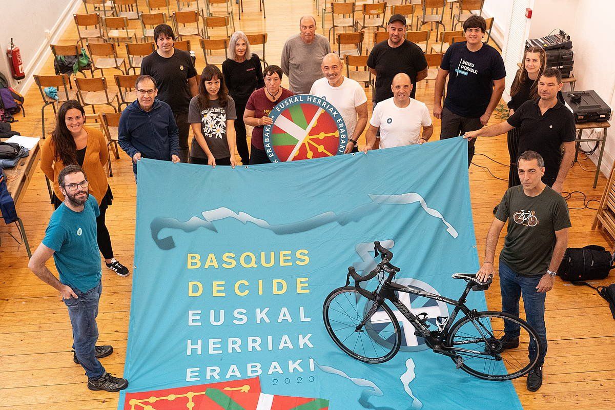 Espainiako Vuelta Nafarroatik eta Zuberoatik igaroko dela probestuz, aldarrikapen ekintzak iragarri ditu Gure Esku egitasmoak. JAGOBA MANTEROLA, FOKU.