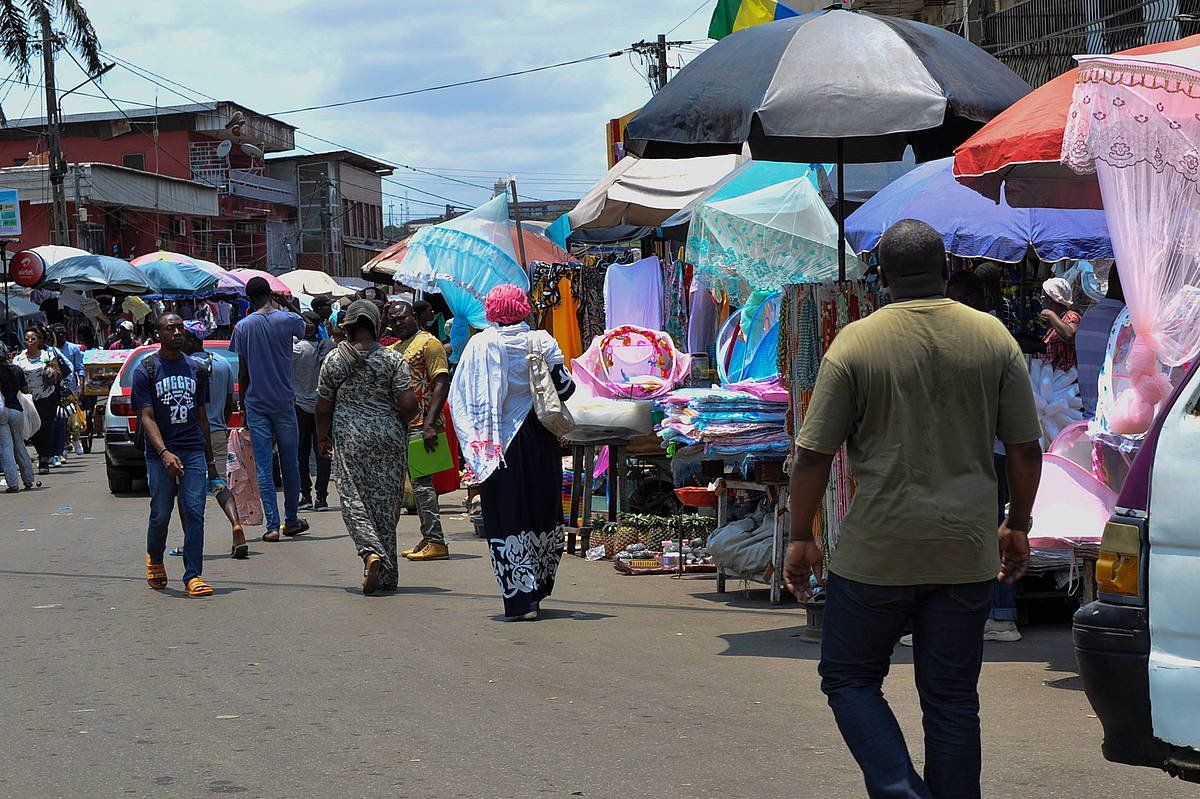 Herritarrak Libreville hiriburuko merkatu batean erosketak egiten, estatu kolpearen biharamunean, iragan ostegunean. STR / EFE