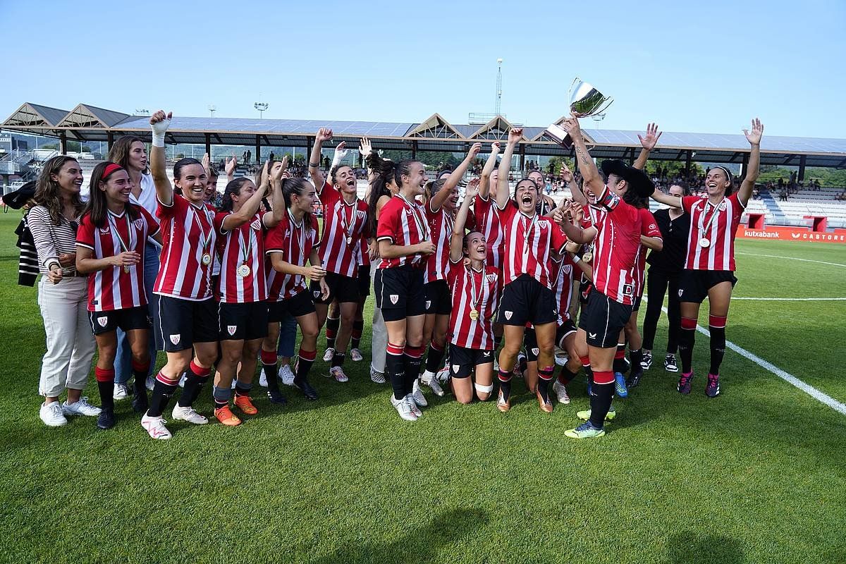 Athleticeko jokalariak garaikurrarekin, gaur, Lezaman (Bizkaia). ARITZ LOIOLA / FOKU